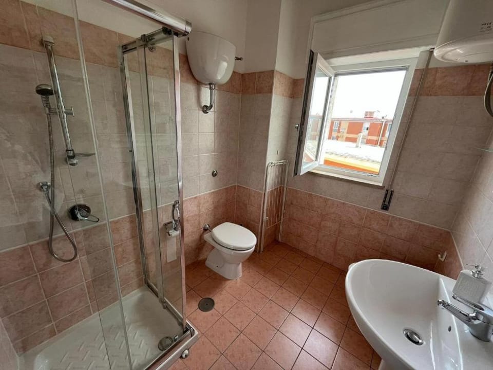 Shower, Toilet, Bathroom, bidet, towels