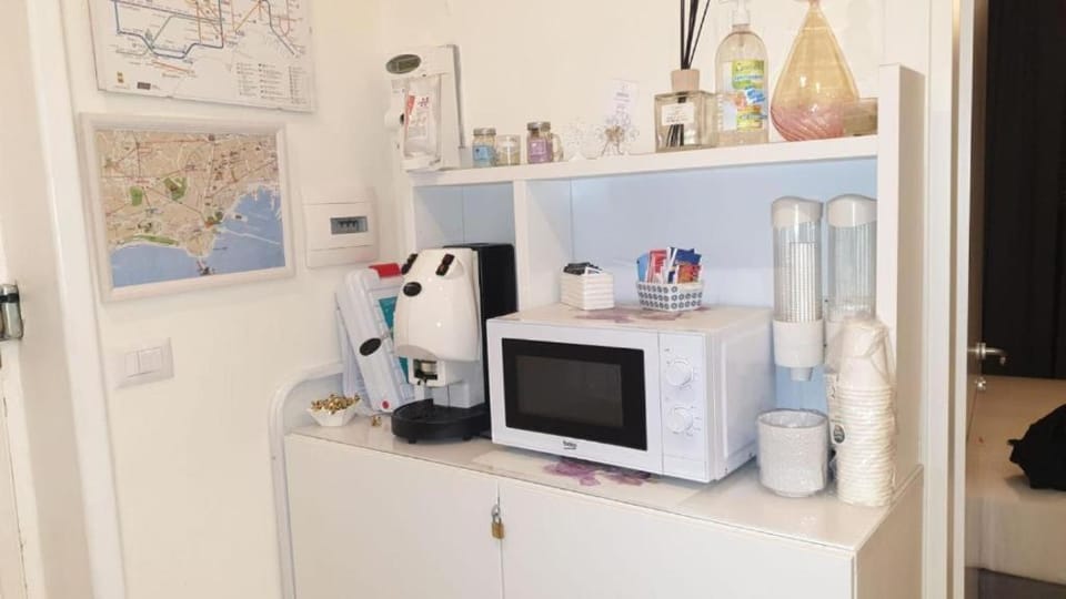 minibar, oven