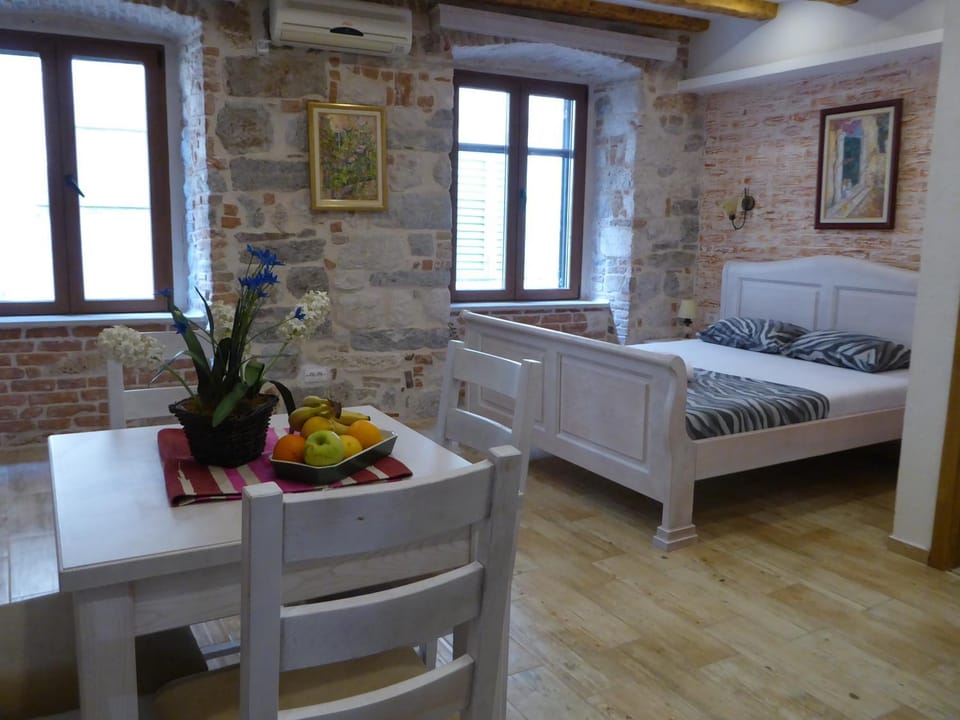 Bed, Photo of the whole room, Decorative detail, Dining area