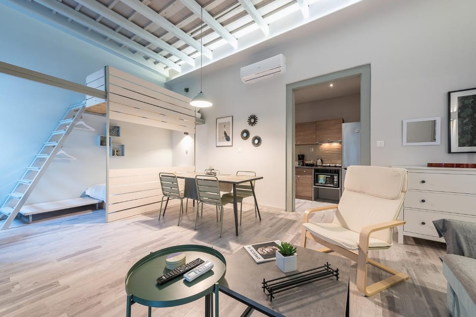 TV and multimedia, Living room, Seating area, Dining area, air conditioner