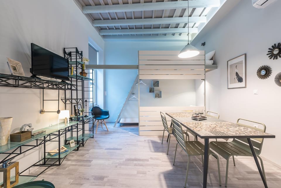 TV and multimedia, Living room, Seating area, Dining area, air conditioner