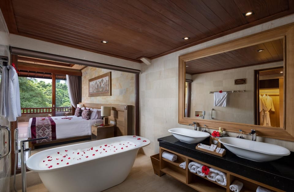 Photo of the whole room, Bedroom, Bath, towels