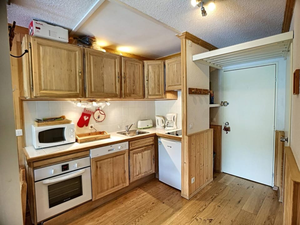 2 pièces rénové, 4 pers, sud, ski aux pieds, parking gratuit - FR-1-178-181 Apartment in Les Allues