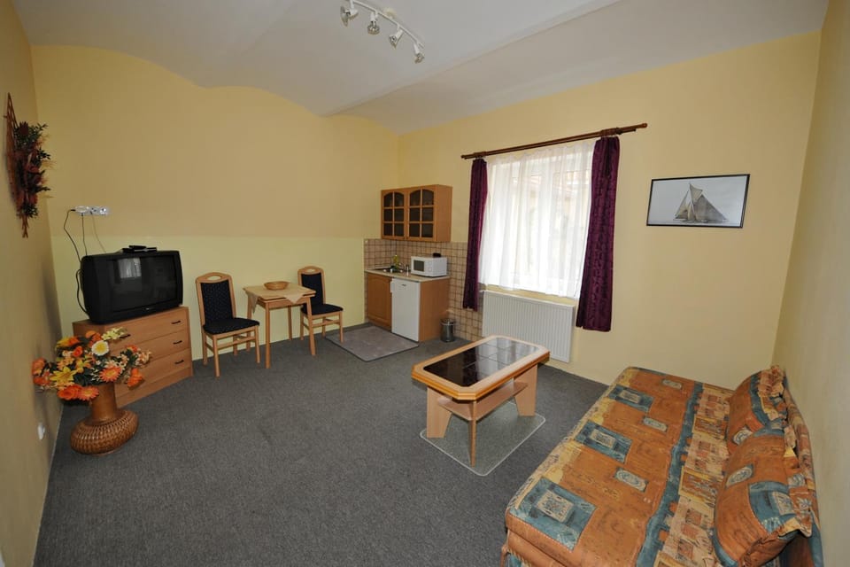 Kitchen or kitchenette, Living room, Seating area, Dining area