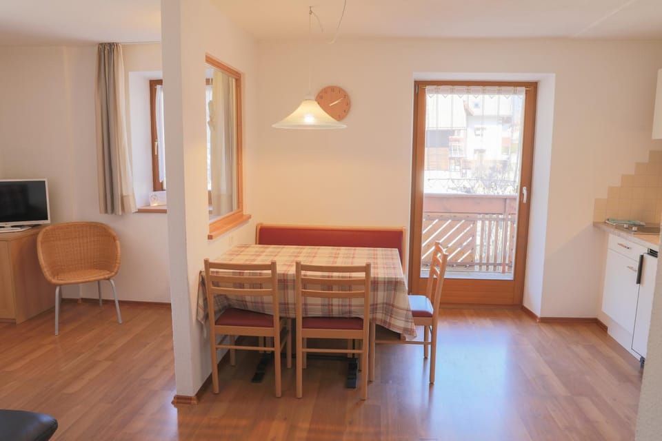 Kitchen or kitchenette, Living room, Seating area, Dining area, Food