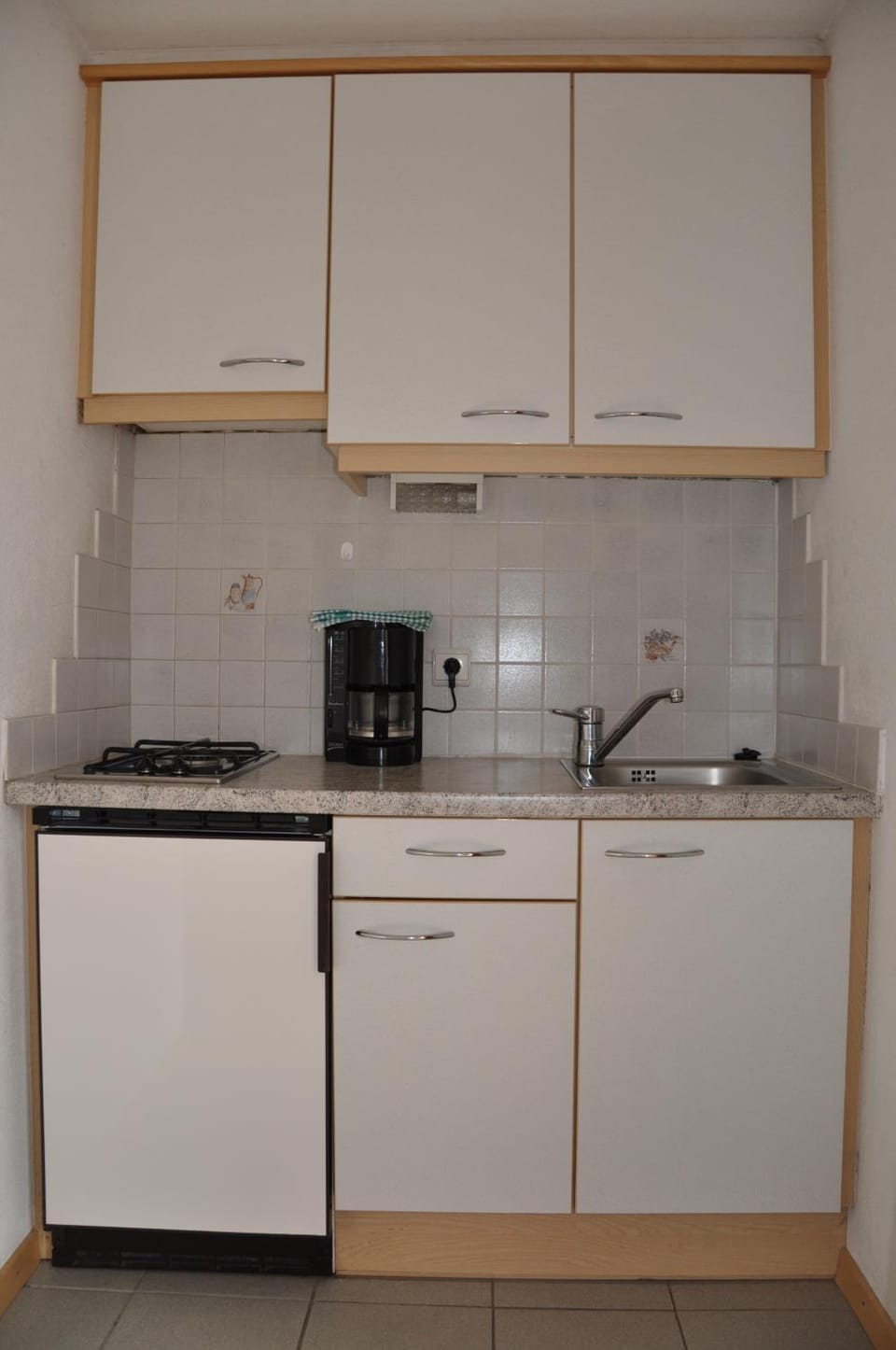 Coffee/tea facilities, Kitchen or kitchenette, Living room, stove, toaster