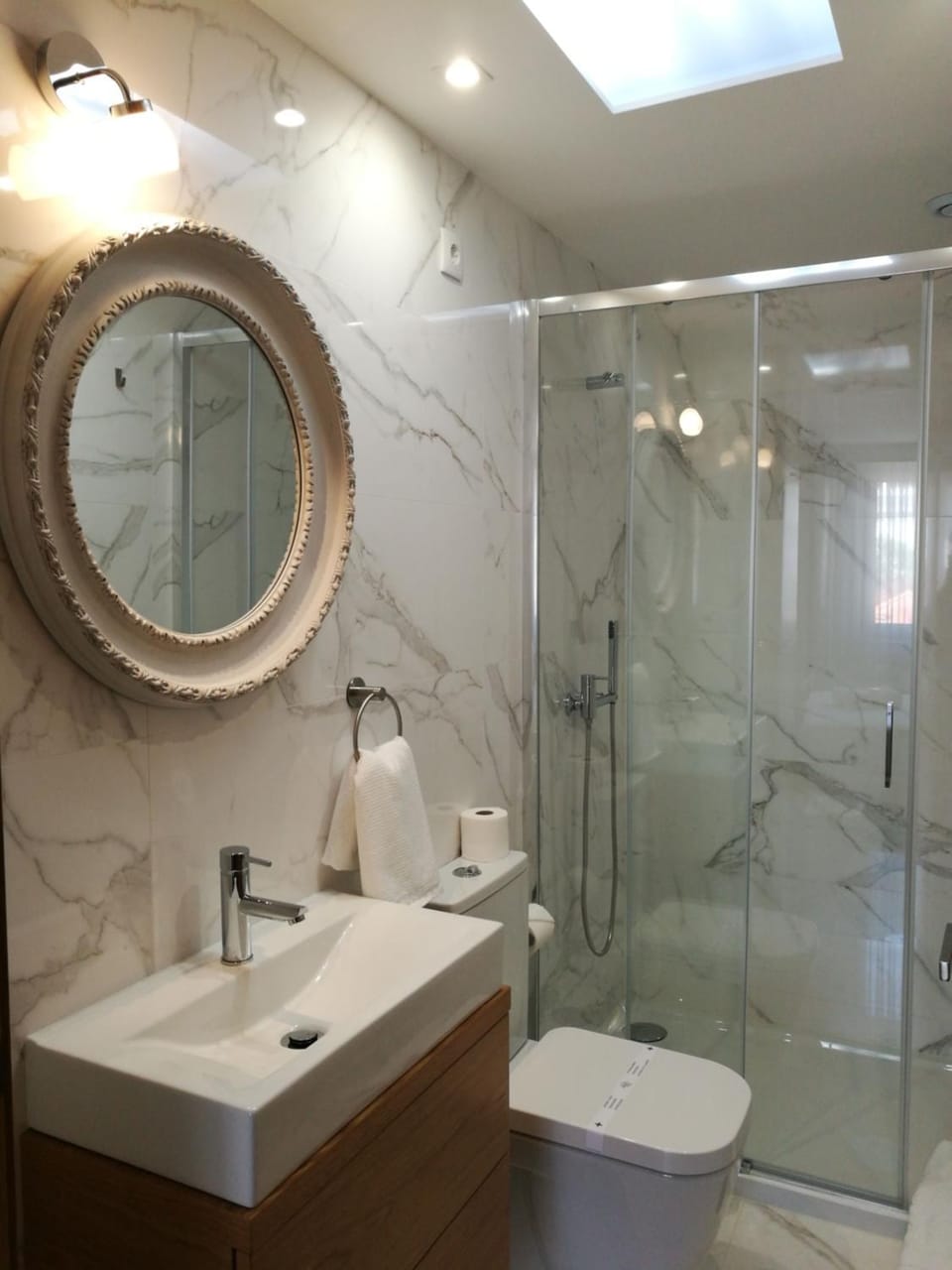 Shower, Toilet, Bathroom, towels