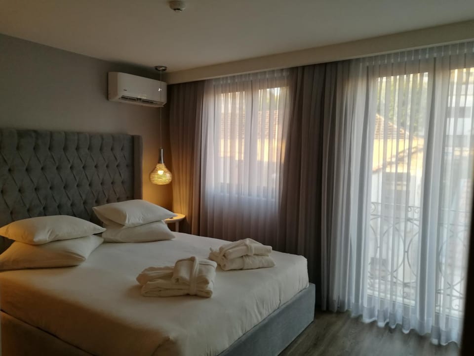 Bed, towels, air conditioner