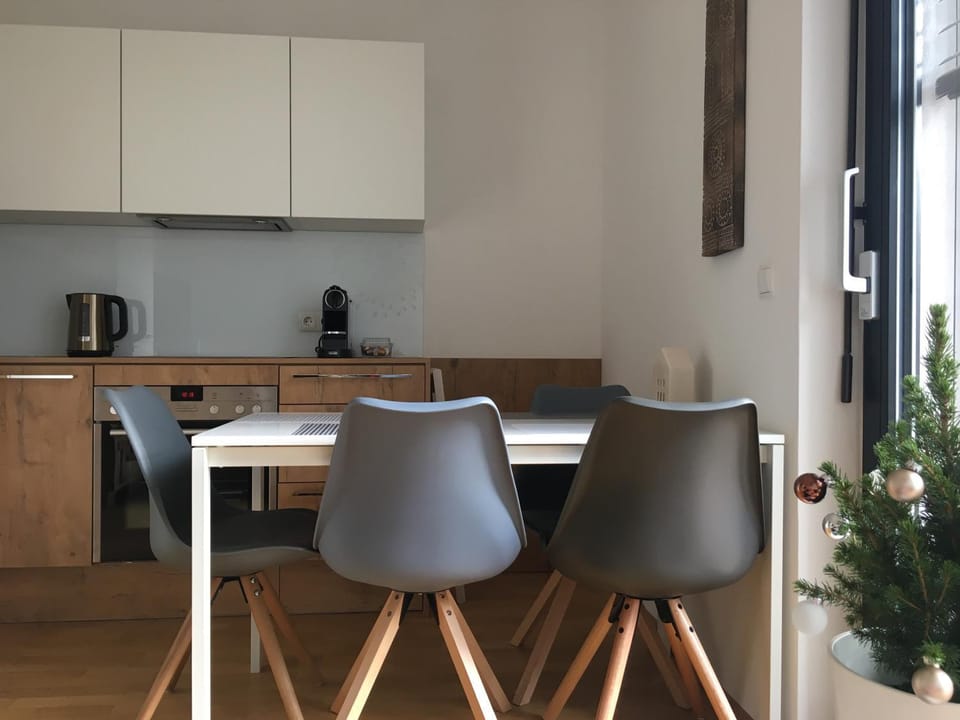 Coffee/tea facilities, Kitchen or kitchenette, Dining area