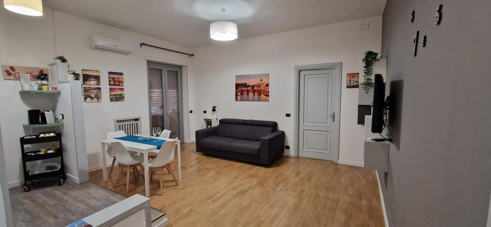 TV and multimedia, Living room, Seating area, Dining area, air conditioner