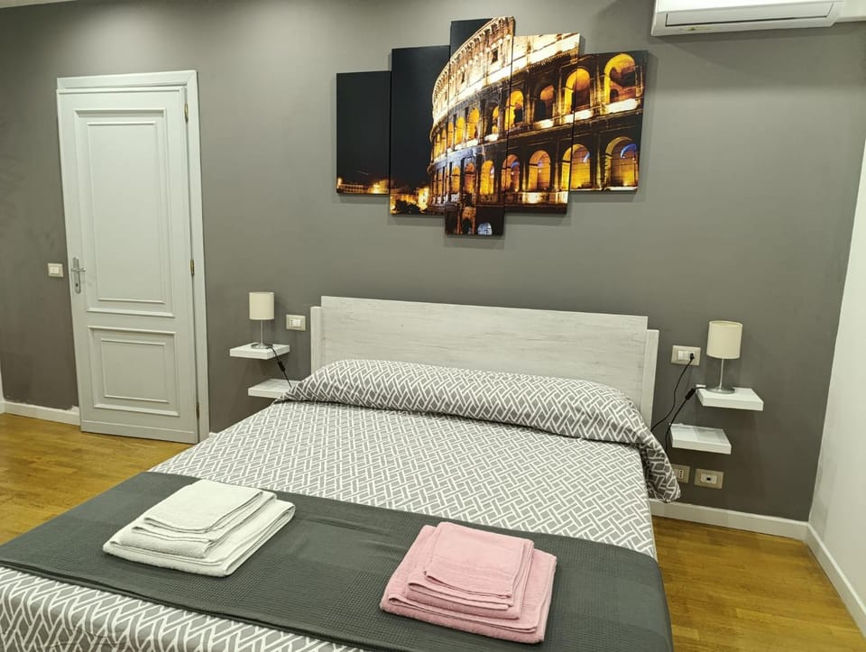 Bed, TV and multimedia, Photo of the whole room, Bedroom, towels, air conditioner