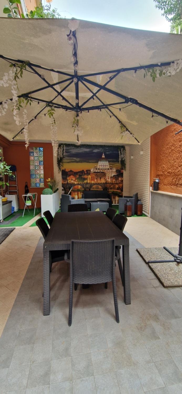 Property building, Patio, Balcony/Terrace, Dining area