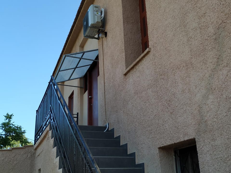 Property building, Facade/entrance, Balcony/Terrace