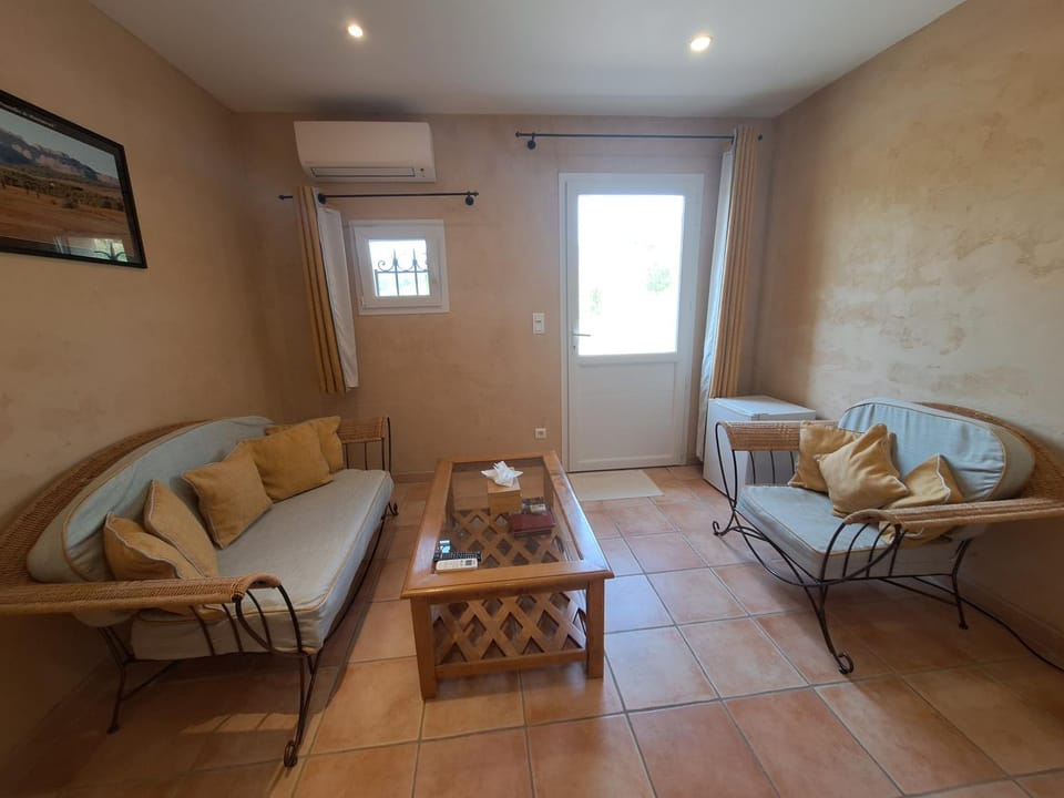 Living room, Seating area, air conditioner