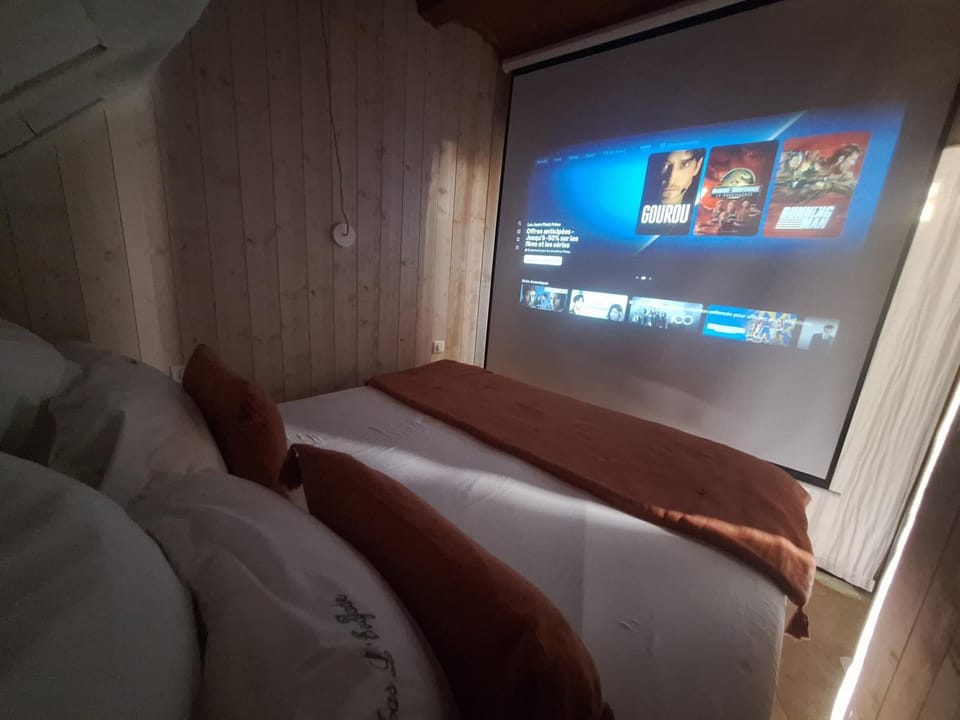 Bed, TV and multimedia, Photo of the whole room, Bedroom