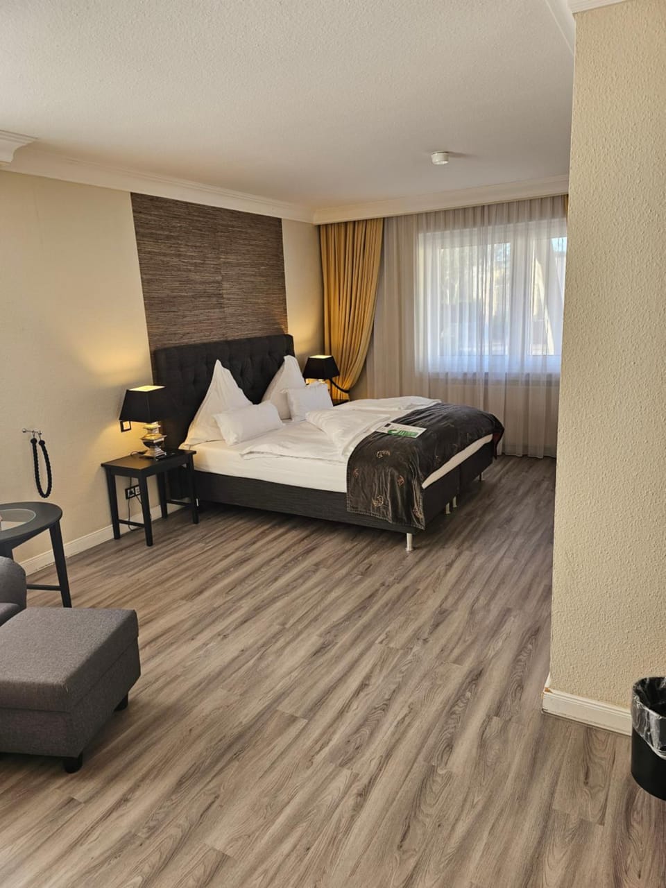 Bed, Seating area, Bedroom