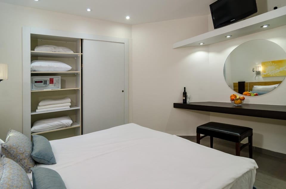 Bed, TV and multimedia, Photo of the whole room, Bedroom, hair dresser, towels, wardrobe