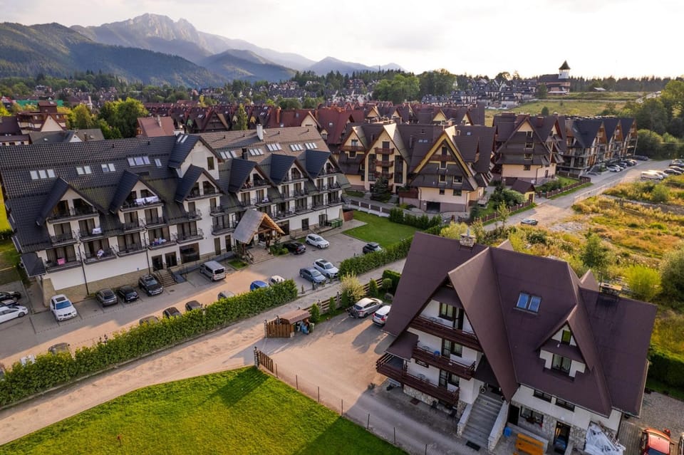 Property building, Bird's eye view, Mountain view