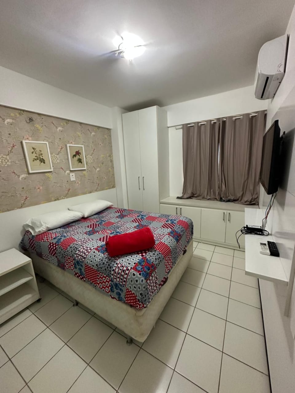 Bed, TV and multimedia, Bedroom