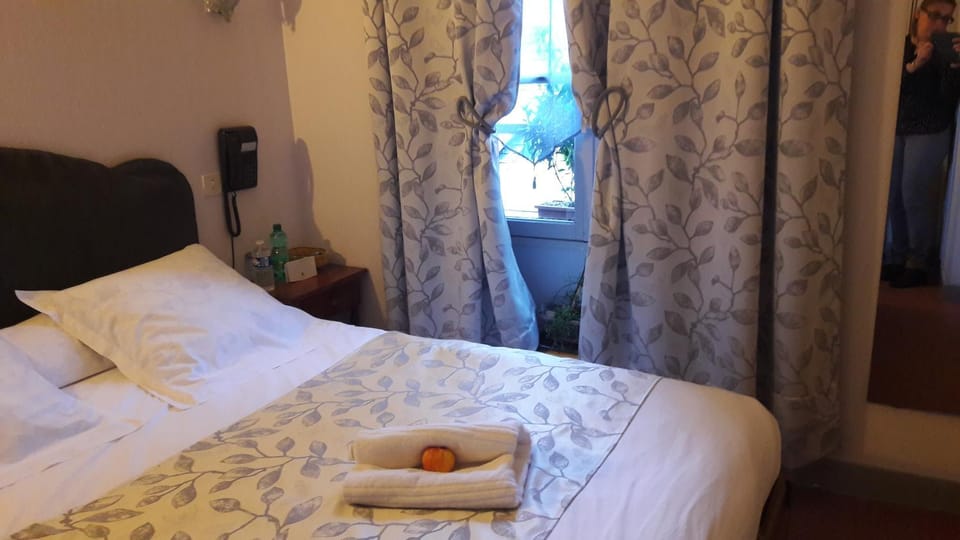 Logis Hôtel et Restaurant du Dauphin Hotel in Normandy