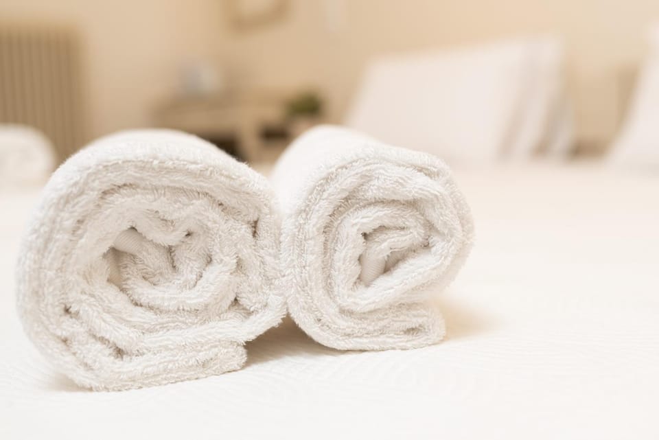 Bed, Bedroom, towels