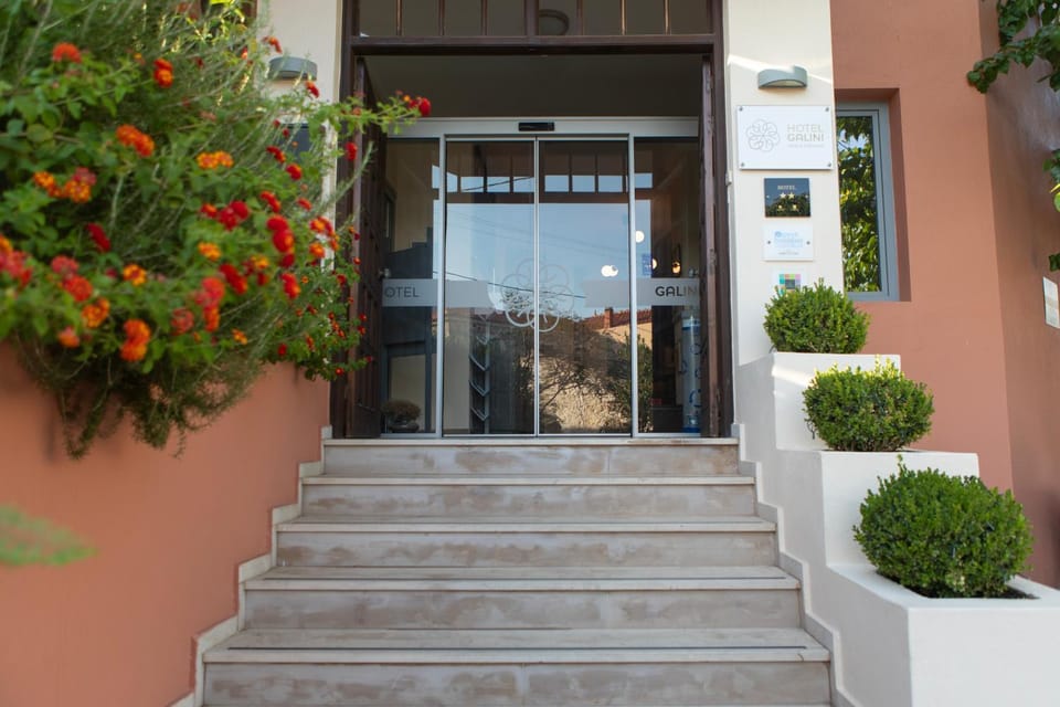 Property building, Facade/entrance, Neighbourhood, Seating area, locker, locker, air conditioner, air conditioner