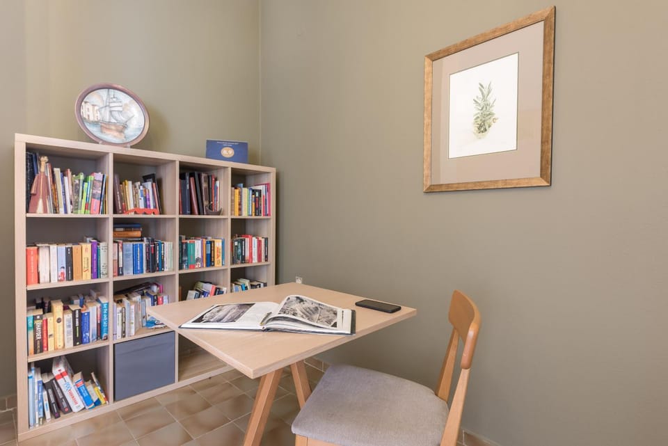 Restaurant/places to eat, Library, Lobby or reception