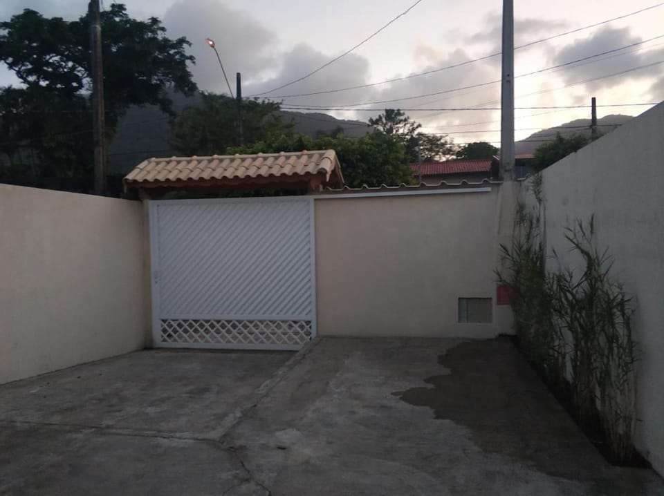 CASA TERREA PERUIBE 5 MIN DO CENTRO,LINDA VISTA, PRÓXIMO A TUDO. House in Peruíbe
