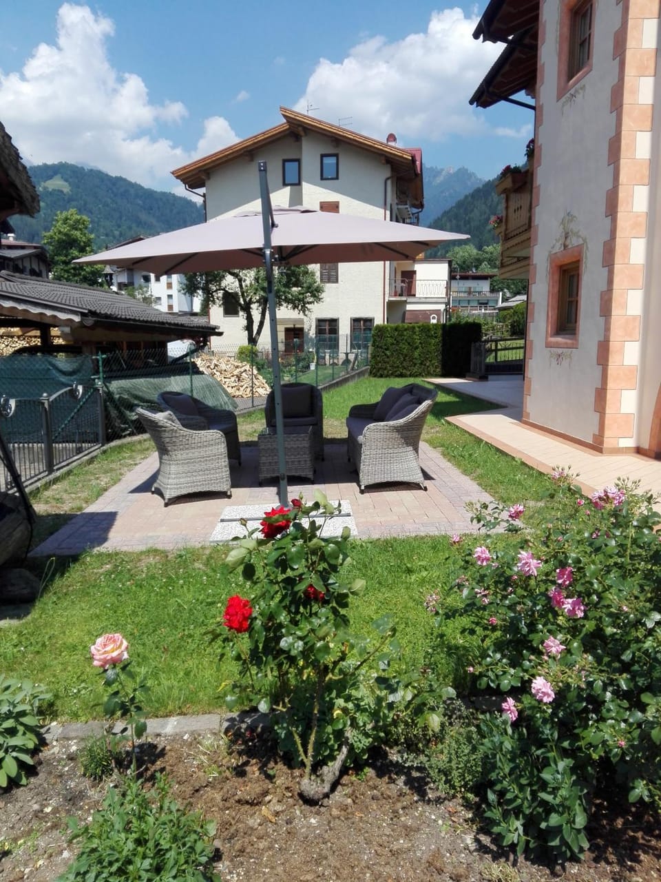 Property building, Facade/entrance, Garden, Garden