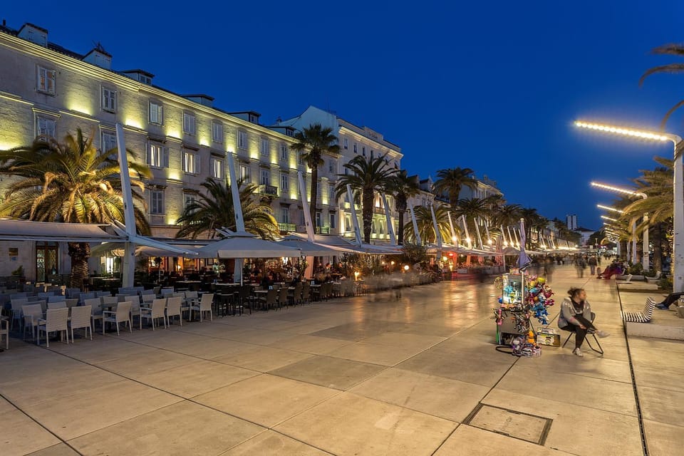 Property building, Restaurant/places to eat, Facade/entrance, Bird's eye view