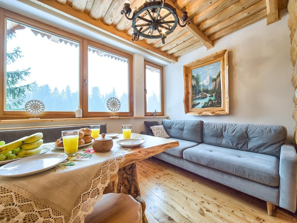 Living room, Food and drinks, Seating area, Dining area