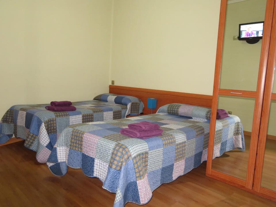 Bed, Photo of the whole room, Decorative detail, Bedroom