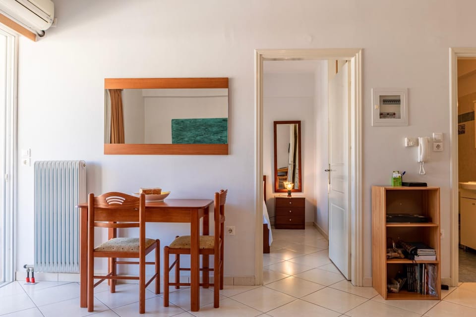 Seating area, Dining area