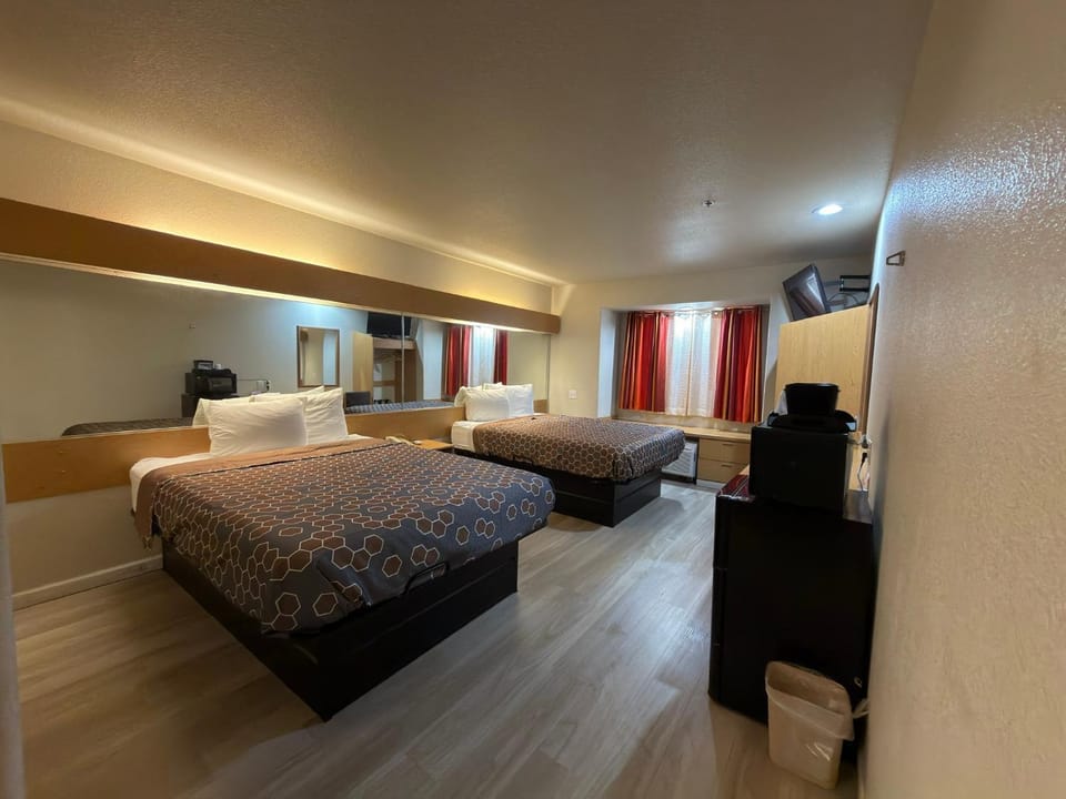 Bed, TV and multimedia, Photo of the whole room