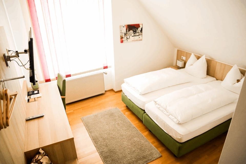 Bed, TV and multimedia, Photo of the whole room