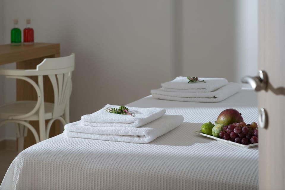 Bed, towels
