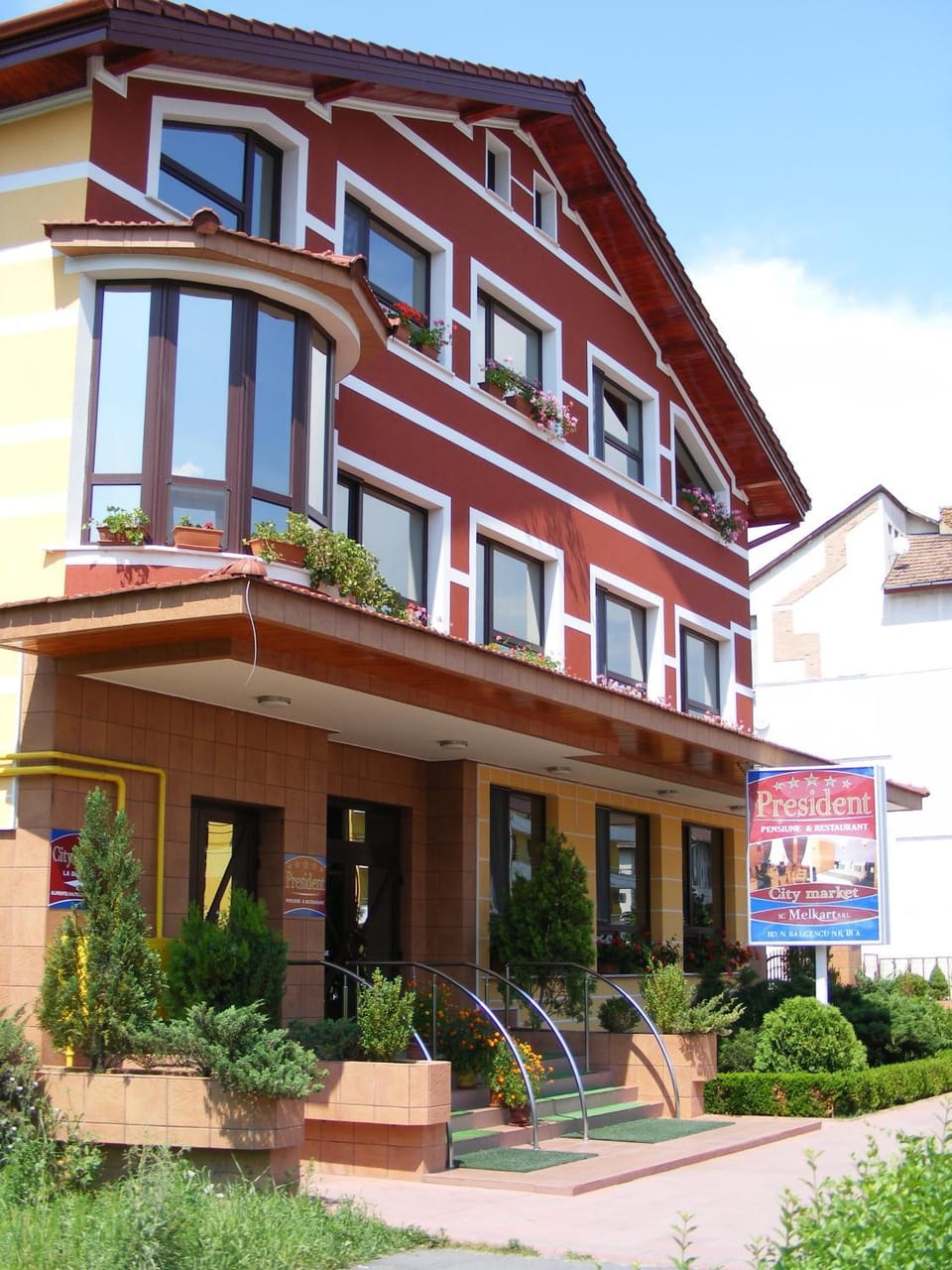 Facade/entrance