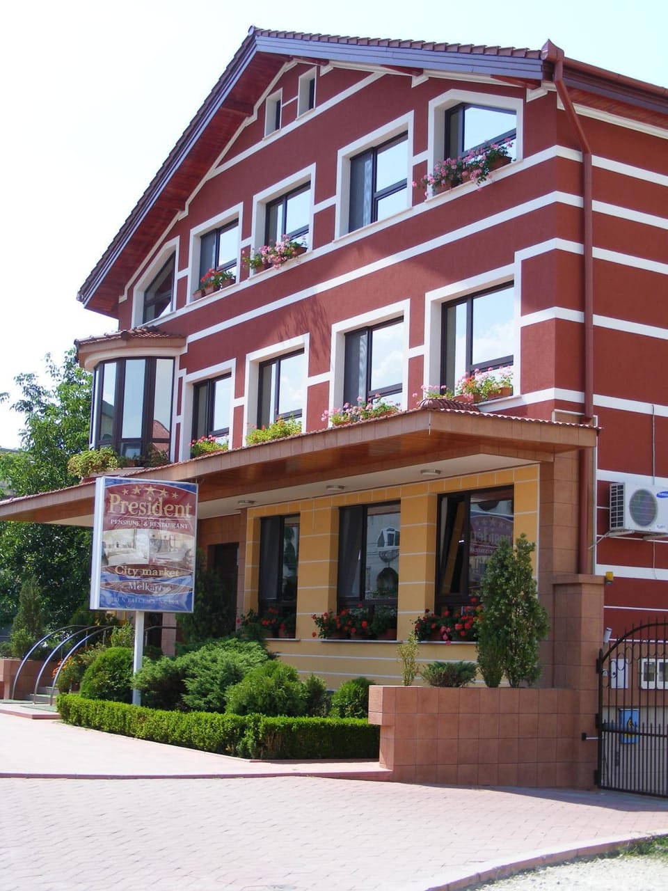 Facade/entrance