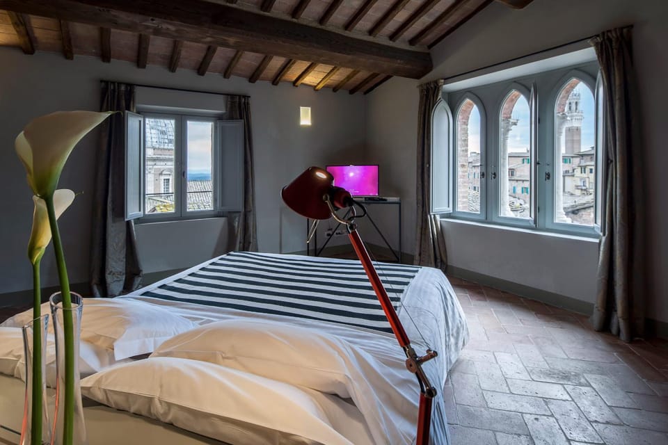 Bed, Photo of the whole room, City view
