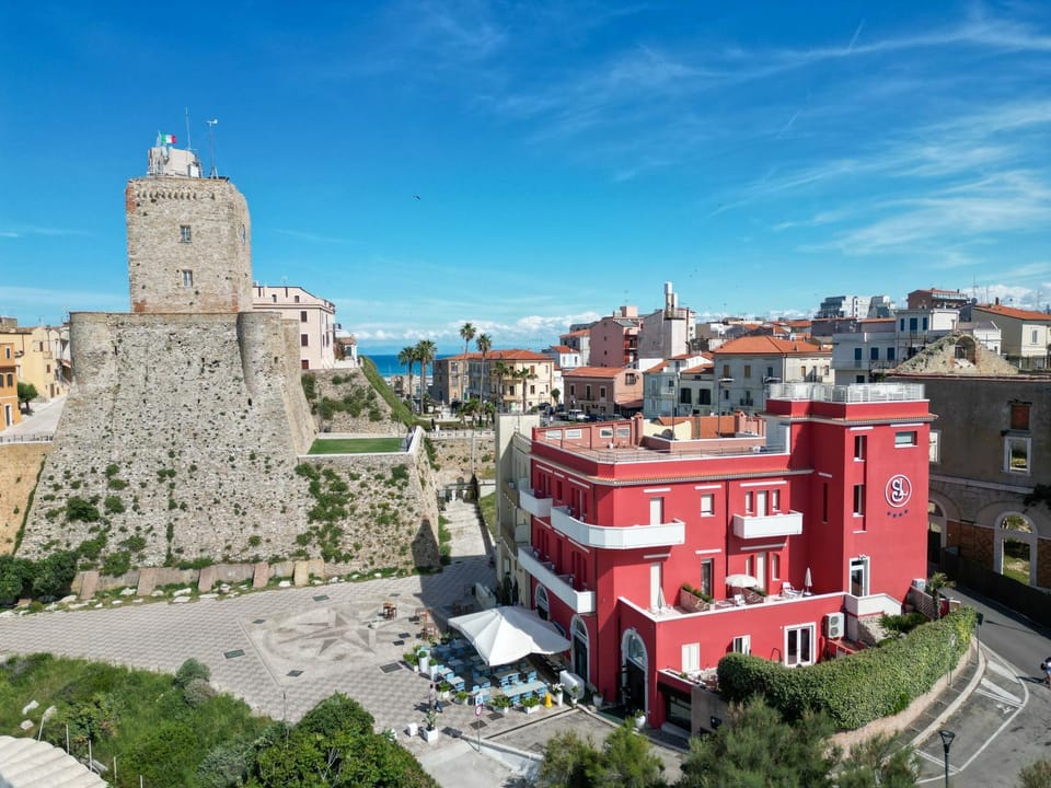 Property building, Bird's eye view, City view, Landmark view, Location