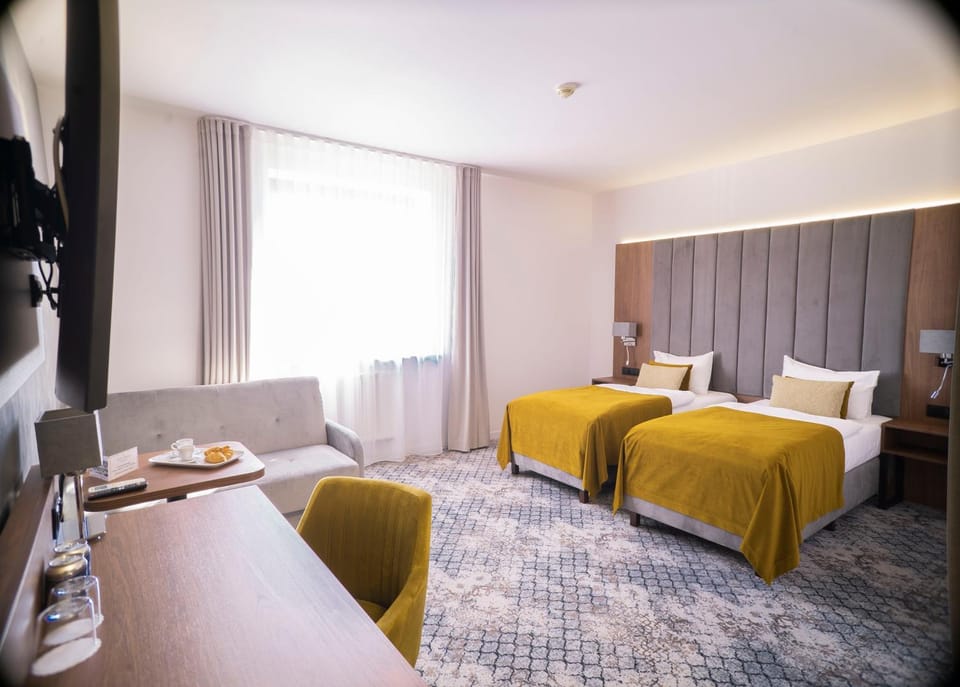 Bed, Photo of the whole room, Seating area