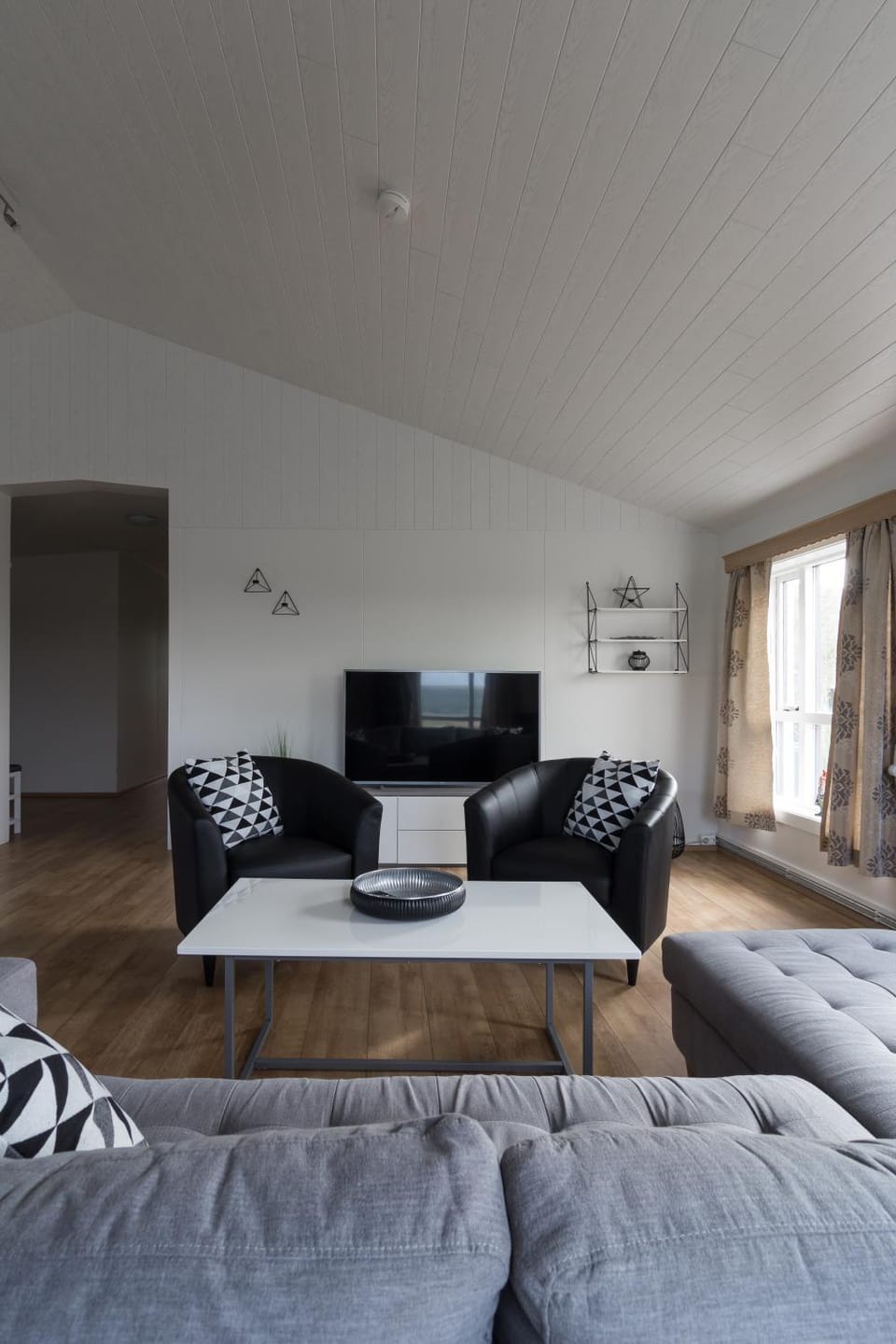 Communal lounge/ TV room, TV and multimedia, View (from property/room), Living room, Other, Seating area, Evening entertainment, Meeting/conference room, Garden view, Quiet street view, furniture, heating, internet