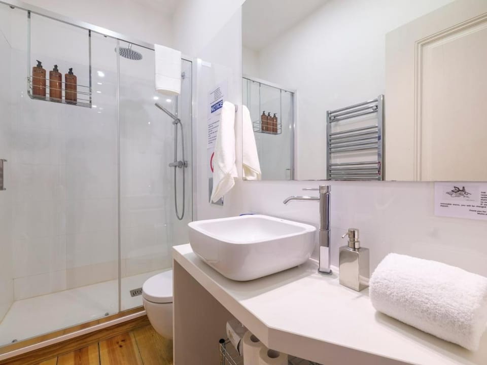 Alfama St George Castle District Fabulous 3 Bedrooms 2 Bathrooms AC Balcony 1st floor Apartment 19th Century Building Apartment in Lisbon