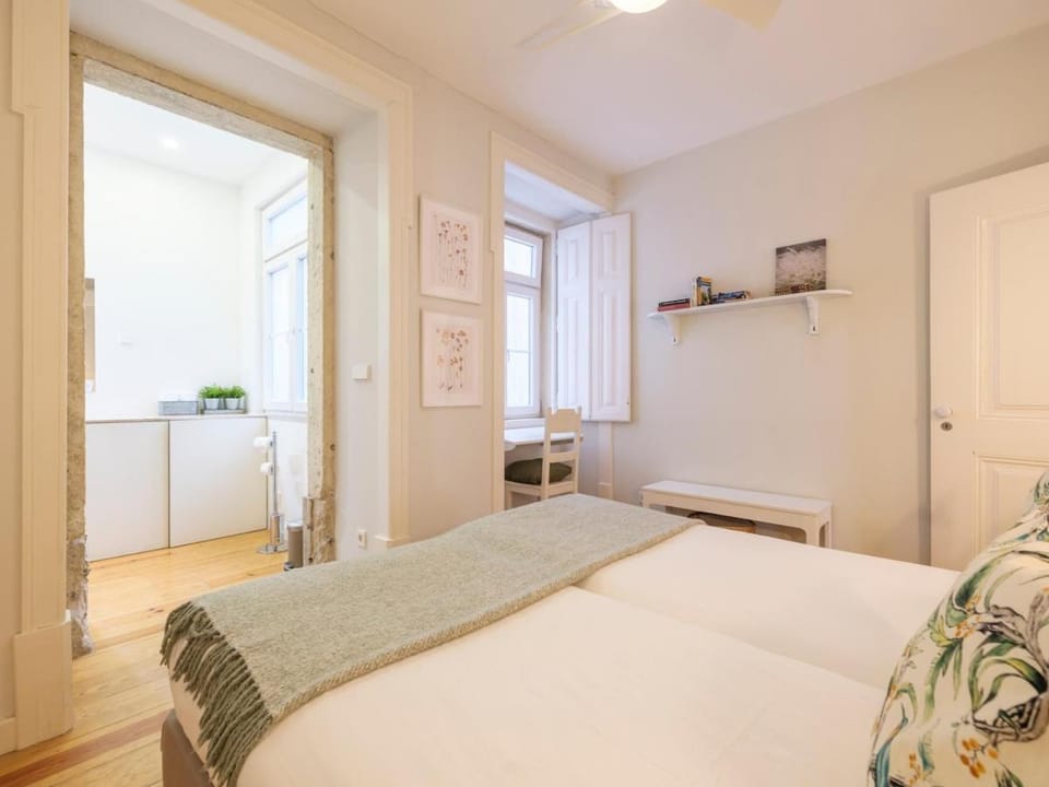 Alfama St George Castle District Fabulous 3 Bedrooms 2 Bathrooms AC Balcony 1st floor Apartment 19th Century Building Apartment in Lisbon