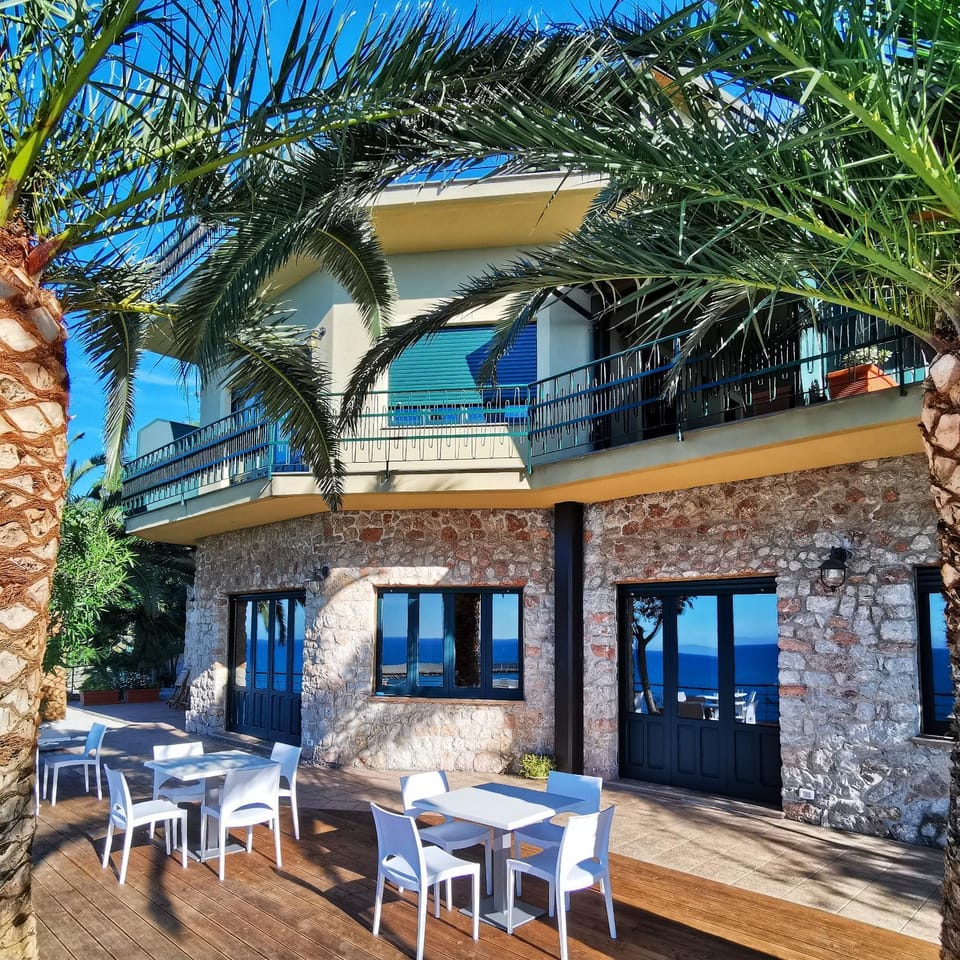 Property building, Balcony/Terrace, Living room, Lounge or bar