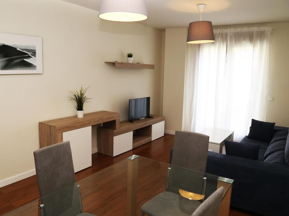 TV and multimedia, Living room, Lounge or bar, Dining area