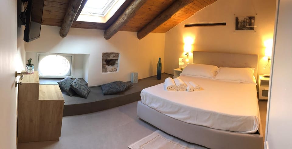TV and multimedia, Photo of the whole room, Bedroom