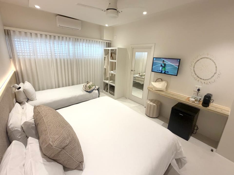 Bed, TV and multimedia, Photo of the whole room, Bedroom, air conditioner
