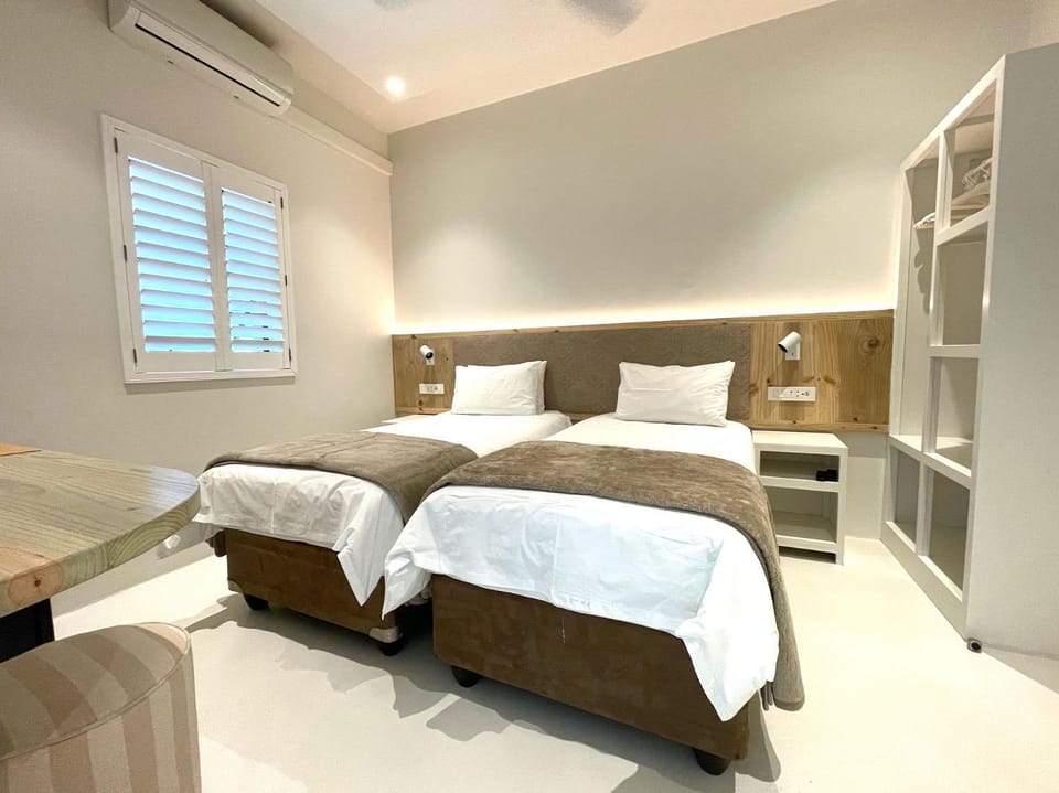 Bed, Photo of the whole room, Bedroom, air conditioner