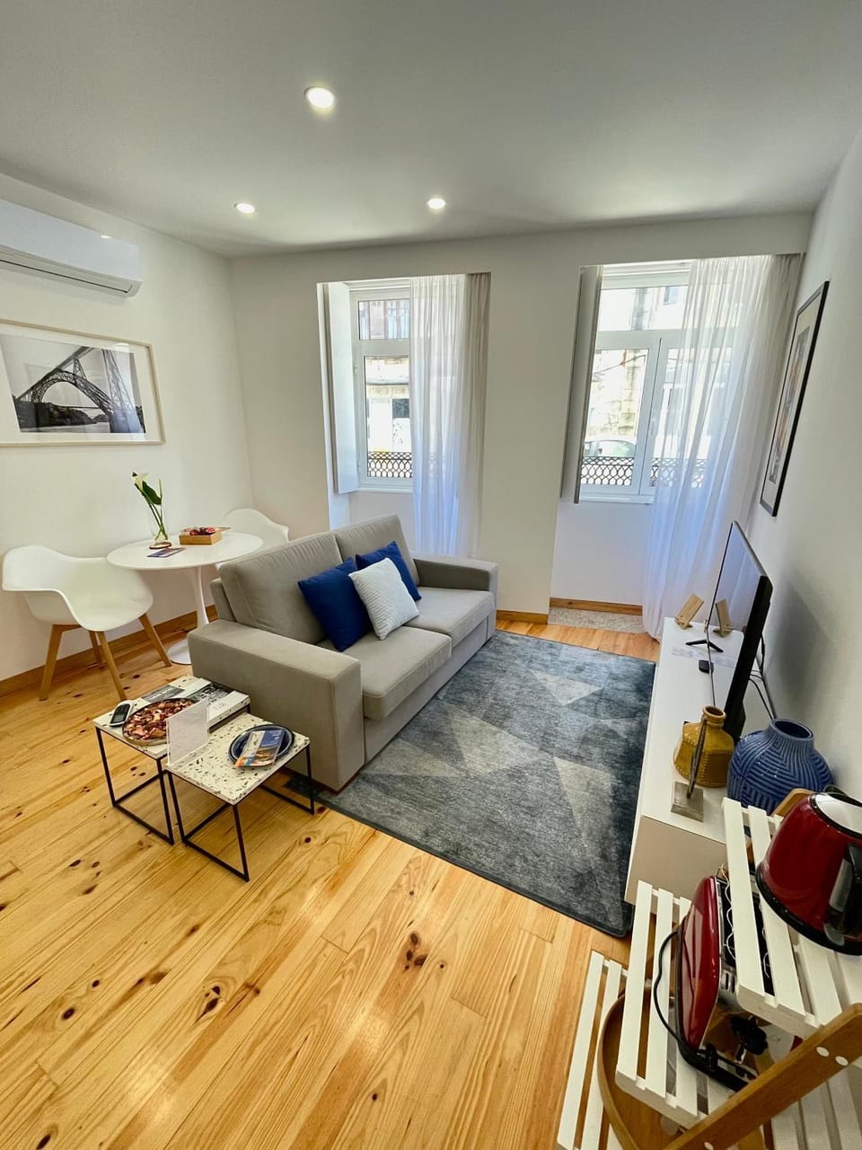 TV and multimedia, Living room, Seating area, Dining area, air conditioner